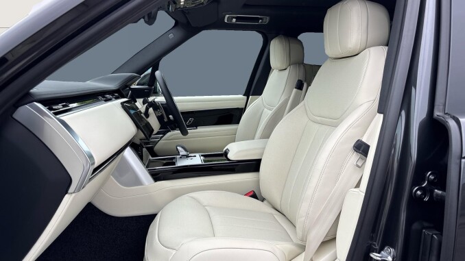 Land Rover Range Rover 3.0 D300 Edition 4dr Auto Diesel Estate - Image 3